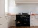 Stile americano: cucina bianca Monticello con gruppo cottura Falcon Elan a quattro forni. Realizzata artigianalmente in Italia stile downton abbey